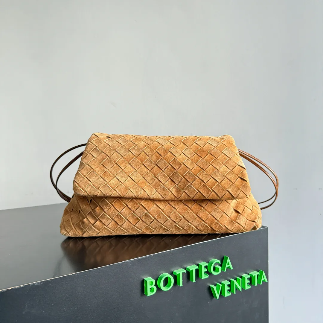 Batch 1720 Bottega Veneta Dustbag Giorno woven suede handbag ✨It is not deliberately eye-catching by exaggeration, but it is an existence that makes people unable to help but take a second look when you walk by! This Intrecciato woven suede flip dustbag is somewhere between soft and cool, it looks just right ~ matte texture + woven layers, feels very comfortable to the touch, and looks clean, luxurious and relaxed. Braided suede weave + drawstring closure, full of retro feel~ The loop design can be carried on the shoulder, hand-held or cross-body is fashionable. It can be worn directly on the body without having to worry about matching~ It is responsible for the texture of autumn and winter wear! Style number: 857657 Size: 33*19*8cm